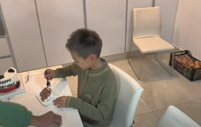 林丹西班牙为儿子庆生,一家四口住独栋别墅 林丹西班牙为儿子庆生,一家四口住独栋别墅