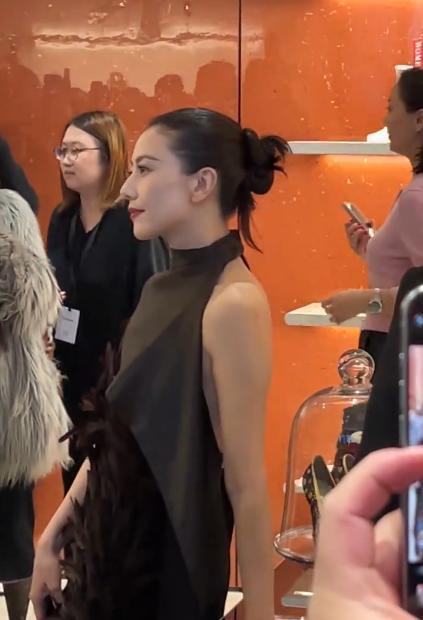 46岁高圆圆活动生图:脸上褶子多含胸驼背 46岁高圆圆活动生图:脸上褶子多含胸驼背