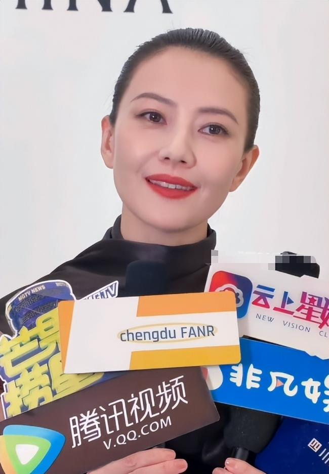 46岁高圆圆活动生图:脸上褶子多含胸驼背 46岁高圆圆活动生图:脸上褶子多含胸驼背