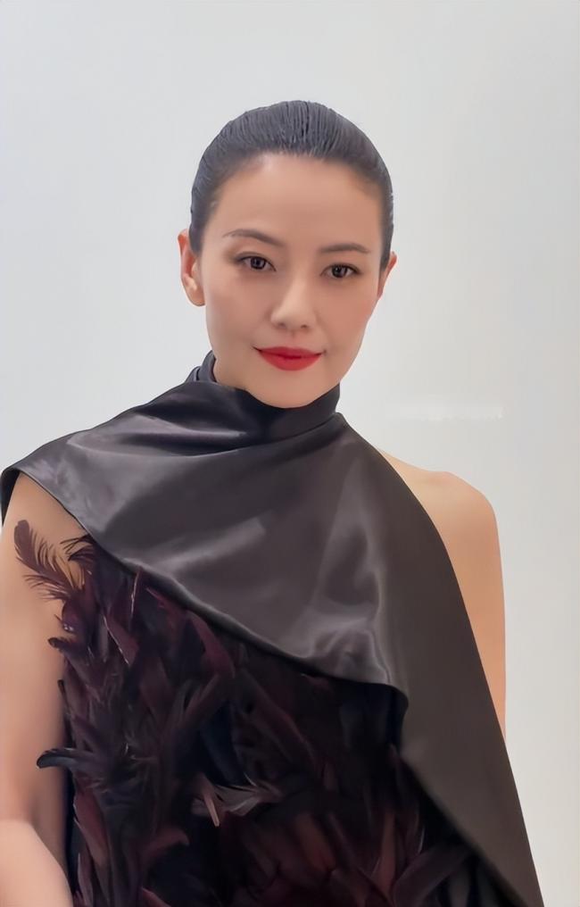 46岁高圆圆活动生图:脸上褶子多含胸驼背 46岁高圆圆活动生图:脸上褶子多含胸驼背