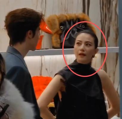 46岁高圆圆活动生图:脸上褶子多含胸驼背 46岁高圆圆活动生图:脸上褶子多含胸驼背