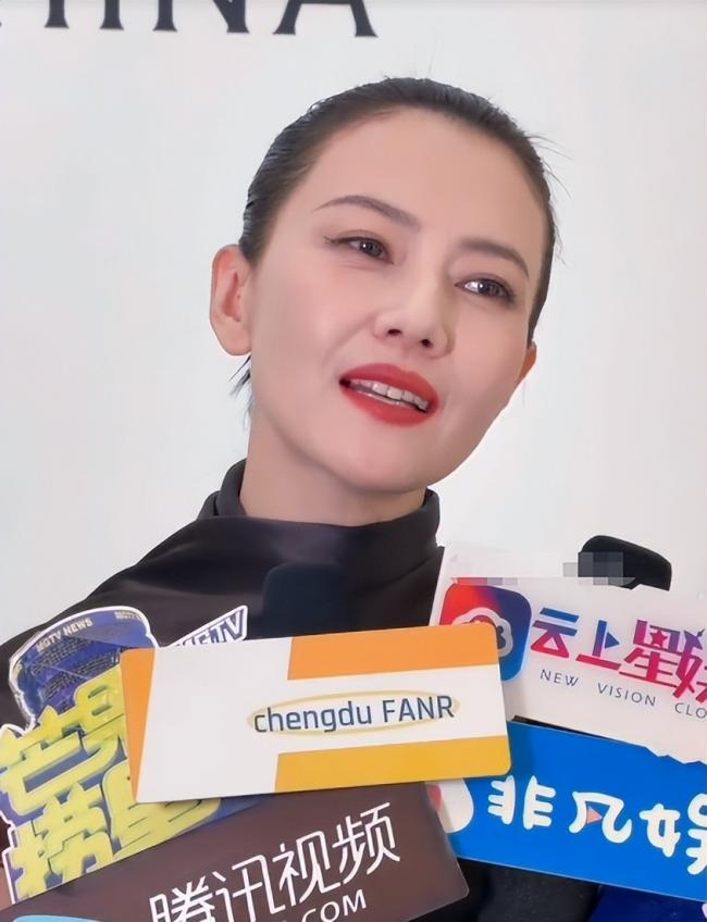 46岁高圆圆活动生图:脸上褶子多含胸驼背 46岁高圆圆活动生图:脸上褶子多含胸驼背