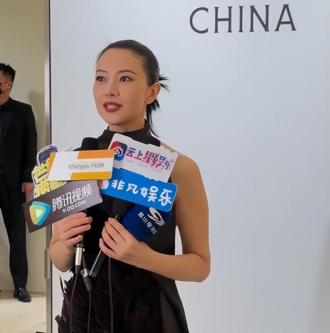 46岁高圆圆活动生图:脸上褶子多含胸驼背 46岁高圆圆活动生图:脸上褶子多含胸驼背