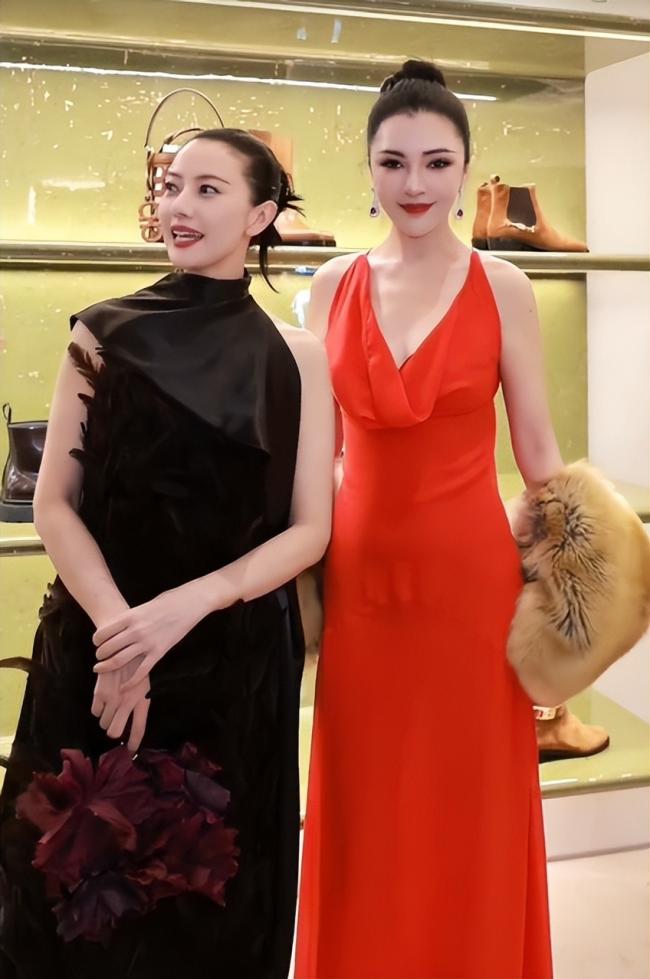 46岁高圆圆活动生图:脸上褶子多含胸驼背 46岁高圆圆活动生图:脸上褶子多含胸驼背