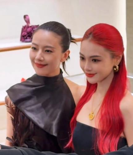 46岁高圆圆活动生图:脸上褶子多含胸驼背 46岁高圆圆活动生图:脸上褶子多含胸驼背