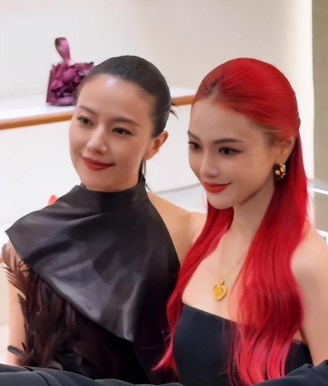 46岁高圆圆活动生图:脸上褶子多含胸驼背 46岁高圆圆活动生图:脸上褶子多含胸驼背