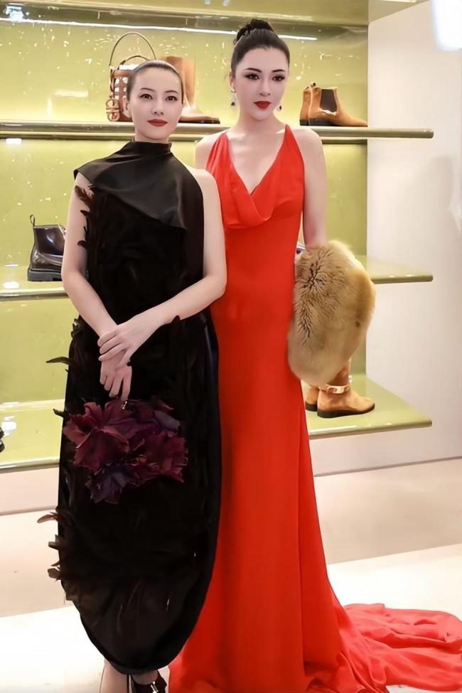 46岁高圆圆活动生图:脸上褶子多含胸驼背 46岁高圆圆活动生图:脸上褶子多含胸驼背