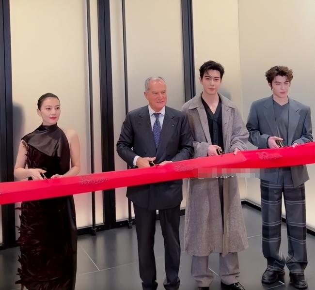 46岁高圆圆活动生图:脸上褶子多含胸驼背 46岁高圆圆活动生图:脸上褶子多含胸驼背