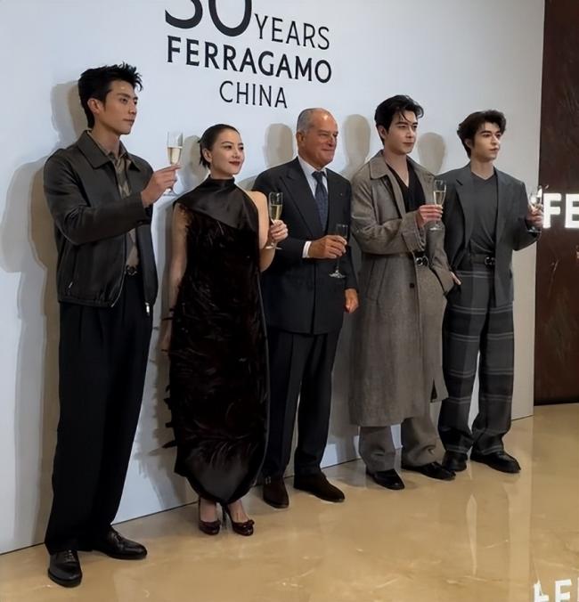 46岁高圆圆活动生图:脸上褶子多含胸驼背 46岁高圆圆活动生图:脸上褶子多含胸驼背