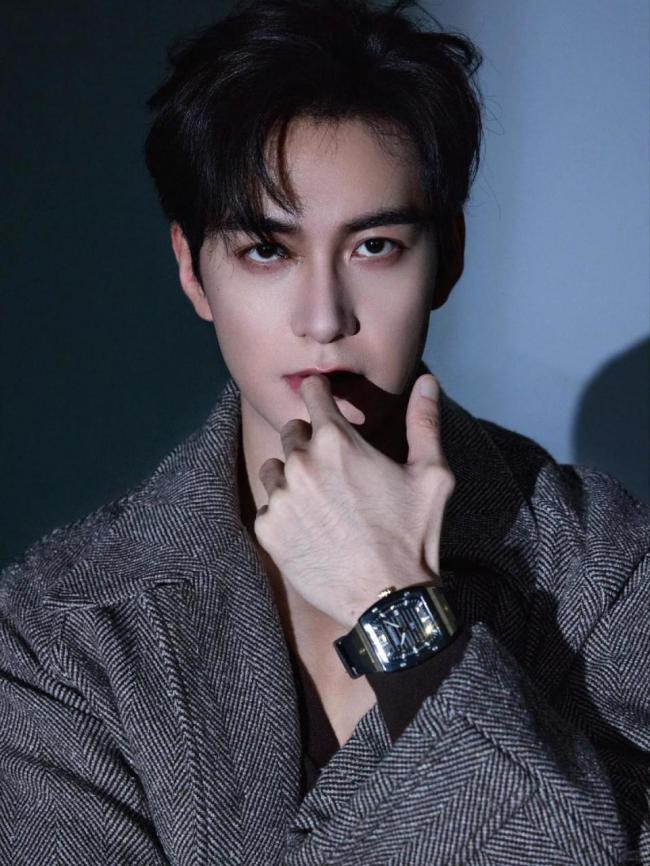 46岁高圆圆活动生图:脸上褶子多含胸驼背 46岁高圆圆活动生图:脸上褶子多含胸驼背