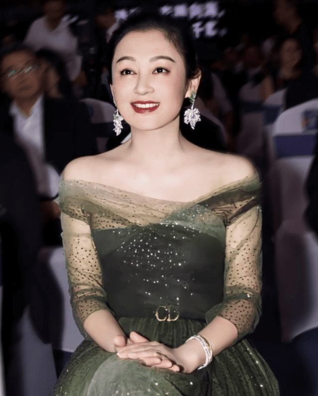 她为何是“大陆第一美人”?看看她年轻时照片 她为何是“大陆第一美人”?看看她年轻时照片