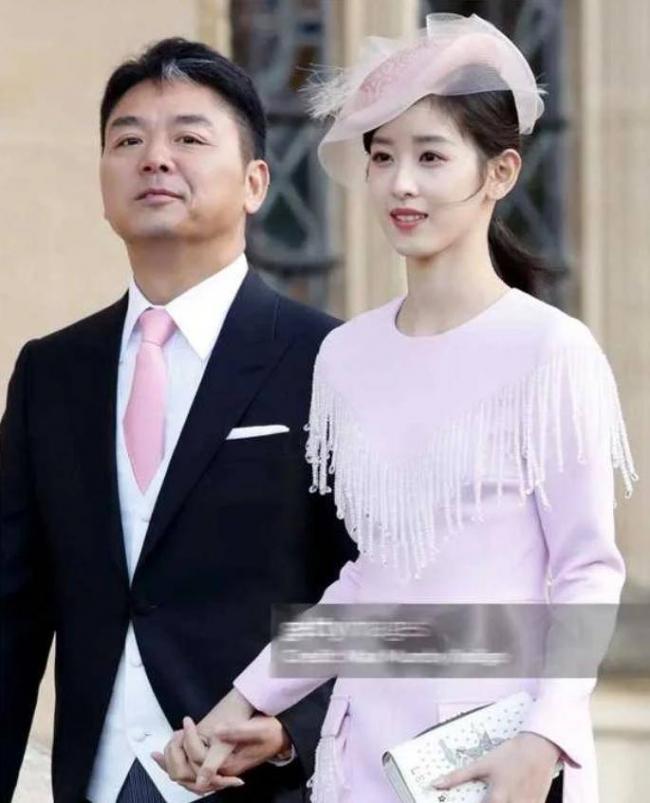 郭晶晶科学晚宴,跟章泽天差别太大了 郭晶晶科学晚宴,跟章泽天差别太大了