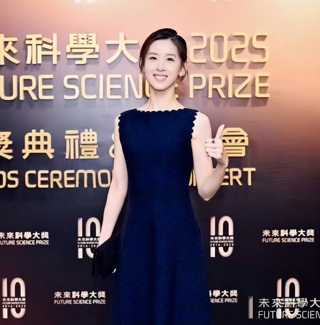 郭晶晶科学晚宴,跟章泽天差别太大了 郭晶晶科学晚宴,跟章泽天差别太大了