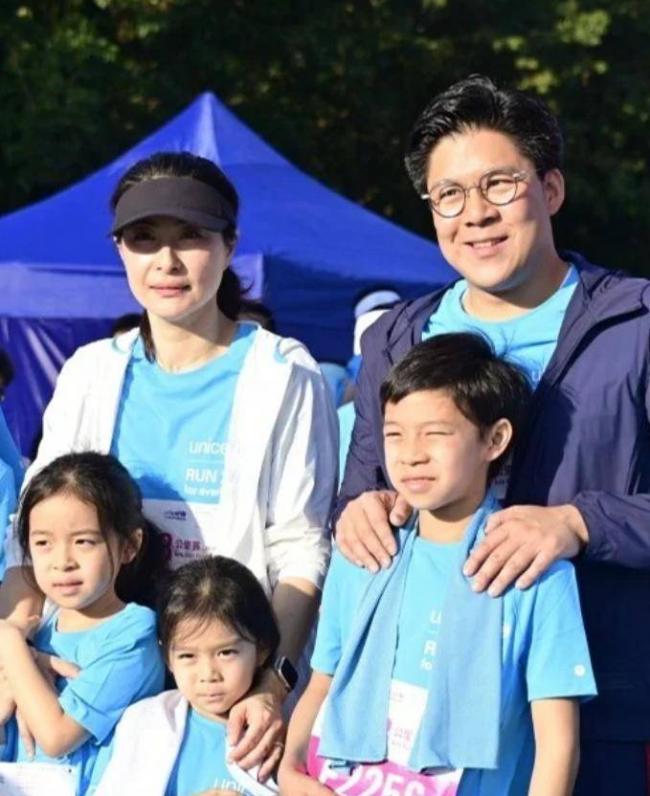 郭晶晶科学晚宴,跟章泽天差别太大了 郭晶晶科学晚宴,跟章泽天差别太大了