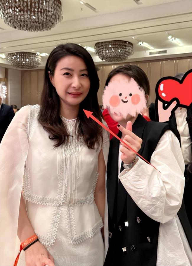 郭晶晶科学晚宴,跟章泽天差别太大了 郭晶晶科学晚宴,跟章泽天差别太大了