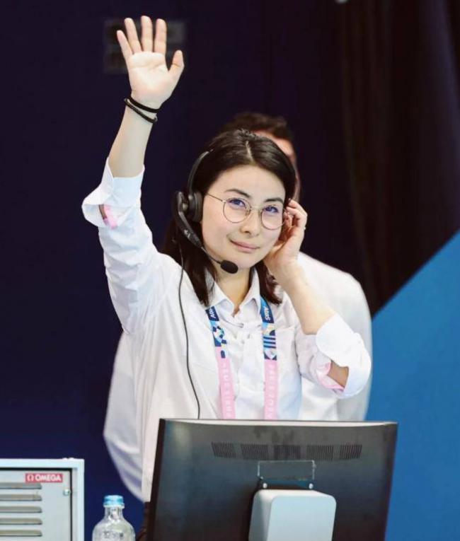 郭晶晶科学晚宴,跟章泽天差别太大了 郭晶晶科学晚宴,跟章泽天差别太大了