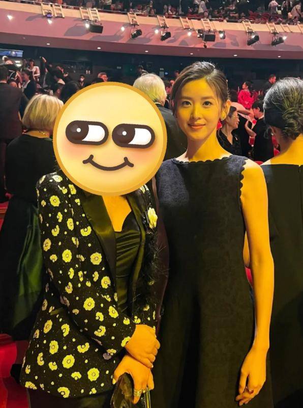 郭晶晶科学晚宴,跟章泽天差别太大了 郭晶晶科学晚宴,跟章泽天差别太大了