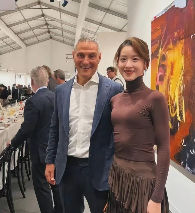 郭晶晶科学晚宴,跟章泽天差别太大了 郭晶晶科学晚宴,跟章泽天差别太大了