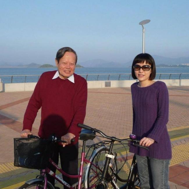 翁帆成清华讲师 续写书籍 穿搭黑衫尽显低调 翁帆成清华讲师 续写书籍 穿搭黑衫尽显低调