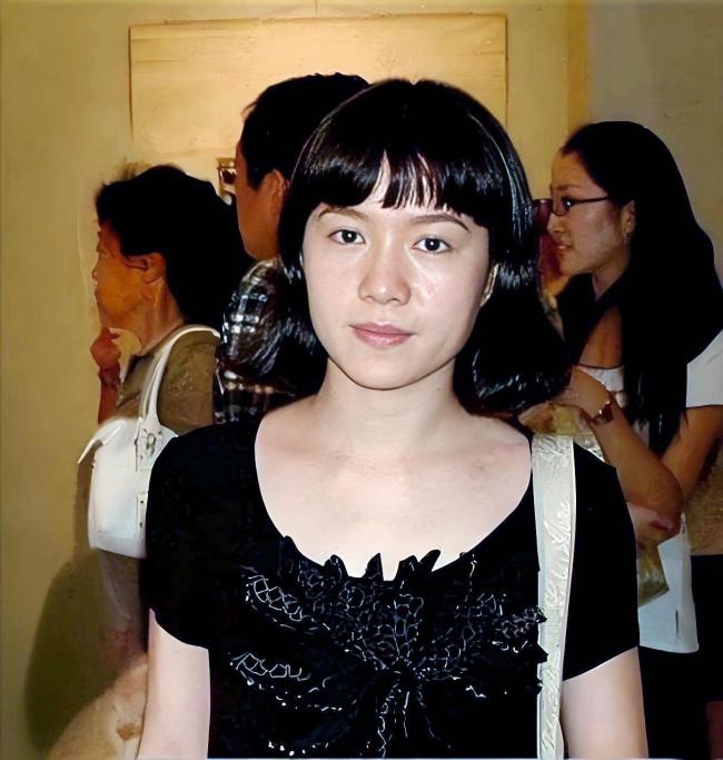 翁帆成清华讲师 续写书籍 穿搭黑衫尽显低调 翁帆成清华讲师 续写书籍 穿搭黑衫尽显低调