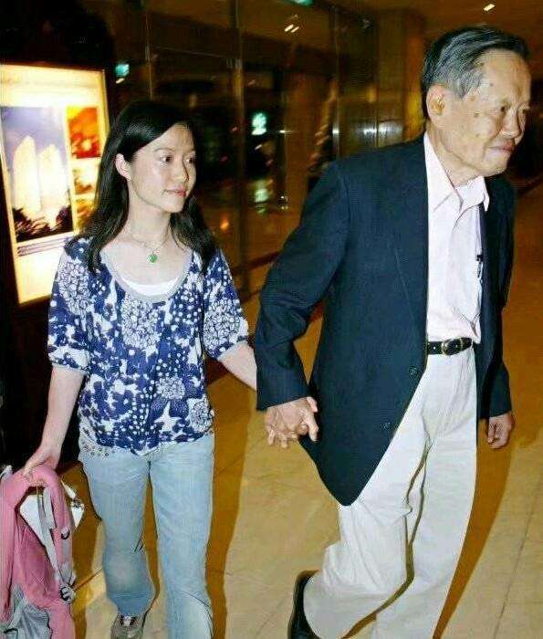 翁帆成清华讲师 续写书籍 穿搭黑衫尽显低调 翁帆成清华讲师 续写书籍 穿搭黑衫尽显低调