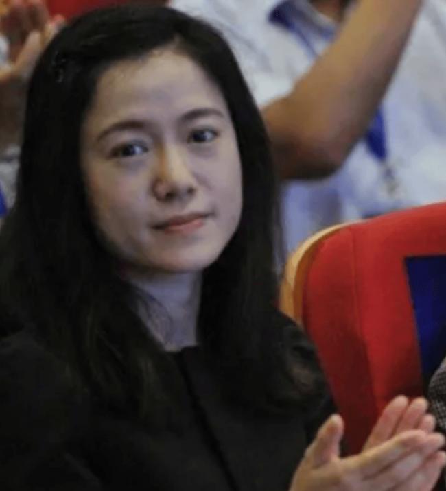 翁帆成清华讲师 续写书籍 穿搭黑衫尽显低调 翁帆成清华讲师 续写书籍 穿搭黑衫尽显低调