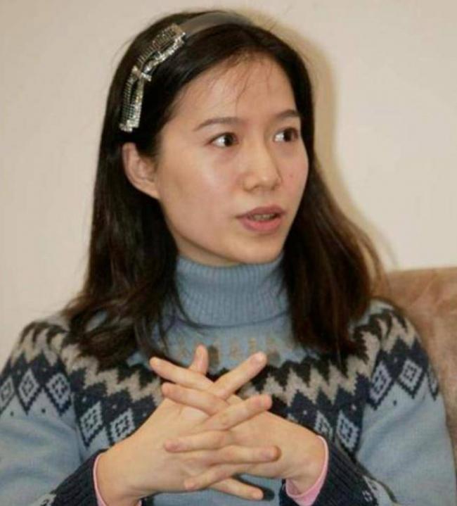 翁帆成清华讲师 续写书籍 穿搭黑衫尽显低调 翁帆成清华讲师 续写书籍 穿搭黑衫尽显低调