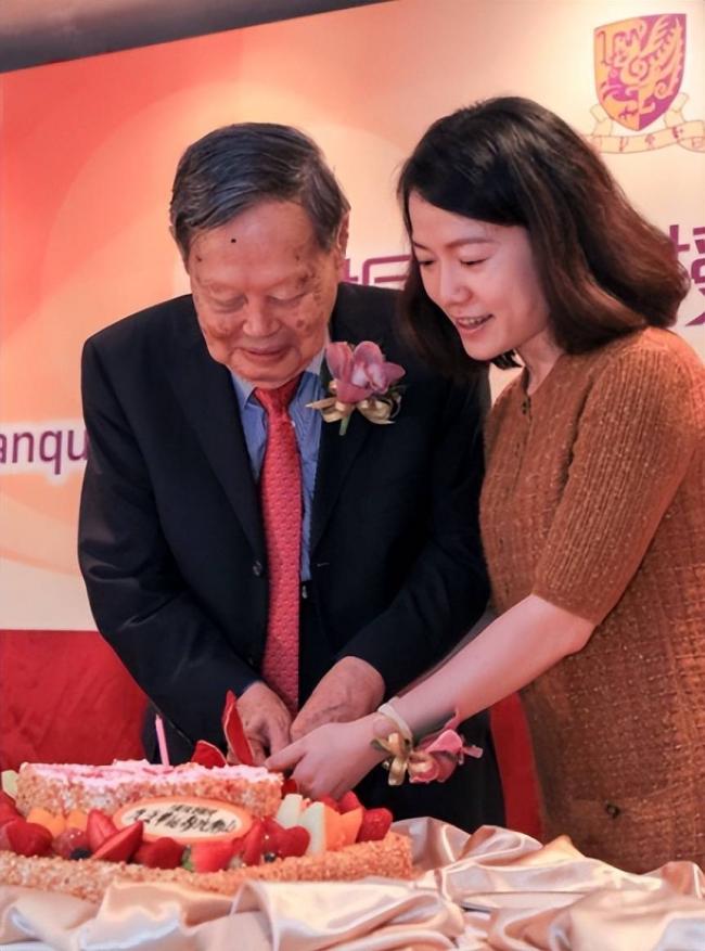 翁帆成清华讲师 续写书籍 穿搭黑衫尽显低调 翁帆成清华讲师 续写书籍 穿搭黑衫尽显低调