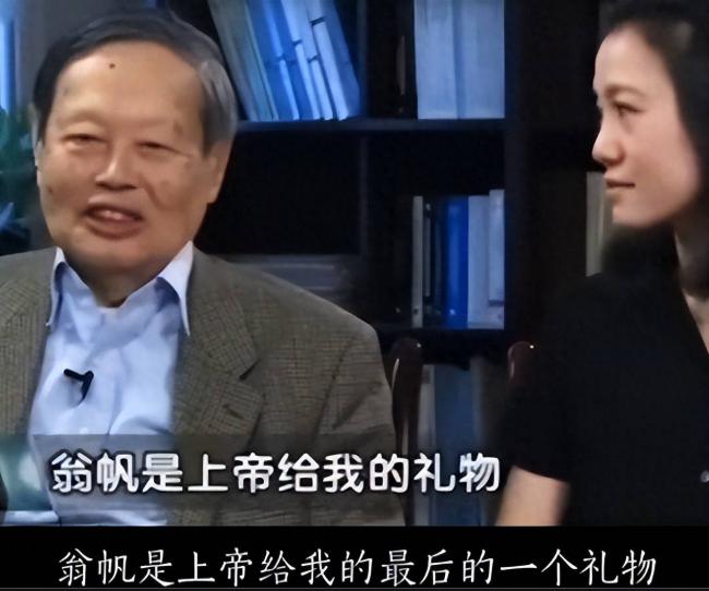 翁帆成清华讲师 续写书籍 穿搭黑衫尽显低调 翁帆成清华讲师 续写书籍 穿搭黑衫尽显低调