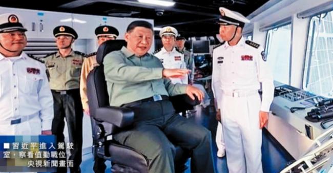 央视新闻联播曝光  习近平登舰视察细节