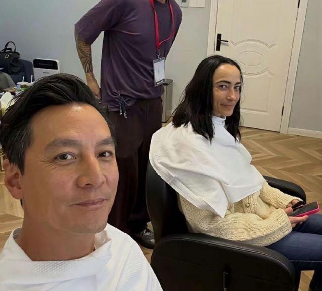 吴彦祖晒与妻子合照 她的发际线惊到网友 吴彦祖晒与妻子合照 她的发际线惊到网友