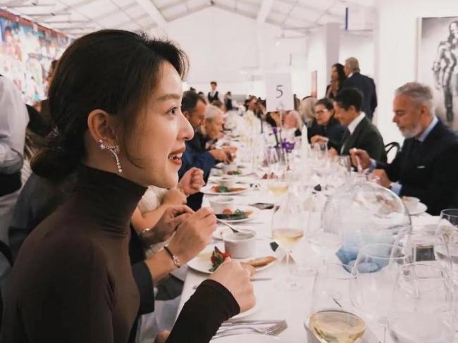 章泽天打扮引全网注目,肋骨外翻引热议? 章泽天打扮引全网注目,肋骨外翻引热议?