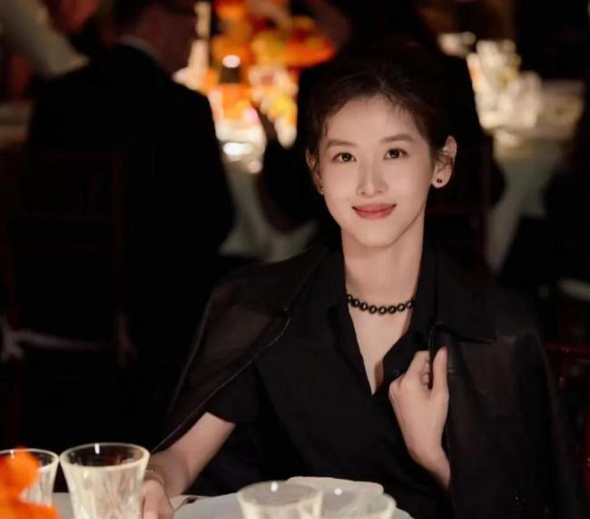 章泽天打扮引全网注目,肋骨外翻引热议? 章泽天打扮引全网注目,肋骨外翻引热议?