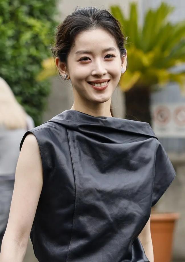 章泽天打扮引全网注目,肋骨外翻引热议? 章泽天打扮引全网注目,肋骨外翻引热议?