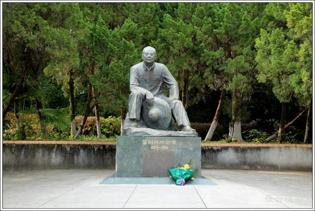 习近平向父亲的恩人铜像鞠躬 献花篮 习近平向父亲的恩人铜像鞠躬 献花篮