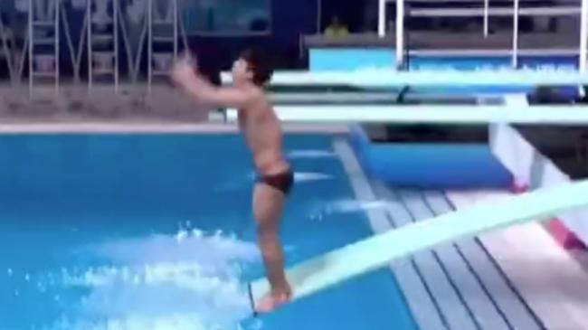 中国跳水选手差点撞上泳池 全场惊呼 中国跳水选手差点撞上泳池 全场惊呼