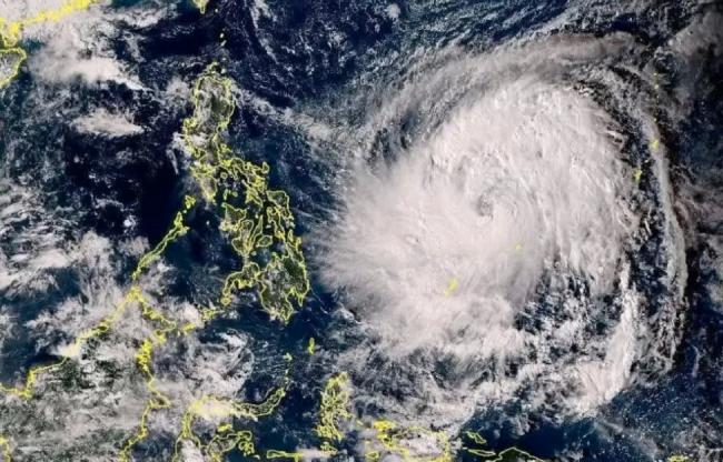 暴风圈国土还大！10万人紧急撤离、300航班取消