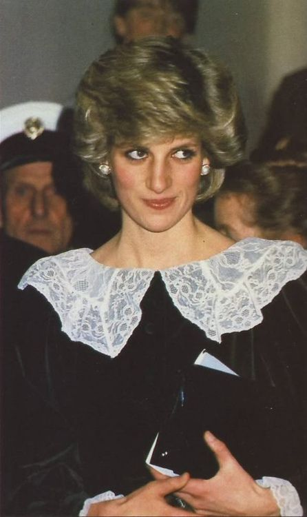 凯特惊艳亮相，蕾丝大翻领优雅减龄