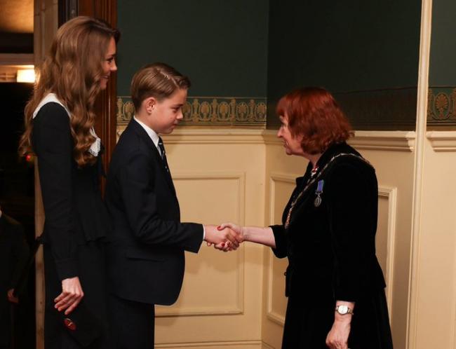 凯特惊艳亮相，蕾丝大翻领优雅减龄