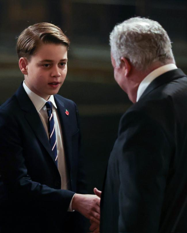 凯特惊艳亮相，蕾丝大翻领优雅减龄