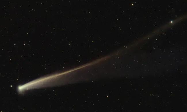 彗星近距離接觸太陽後罕見放金光