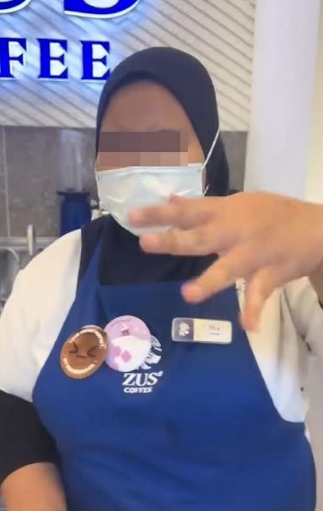 中国籍女顾客与大马店员口角 怒泼咖啡骂脏话