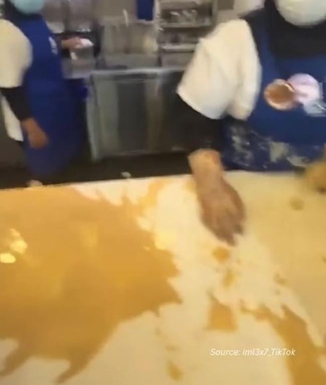 中国籍女顾客与大马店员口角 怒泼咖啡骂脏话