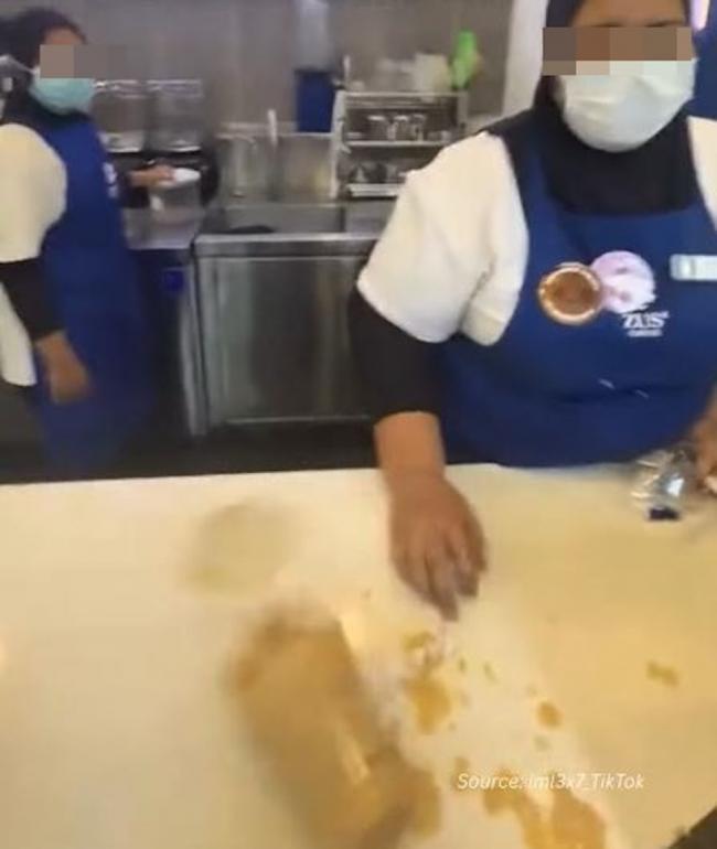 中国籍女顾客与大马店员口角 怒泼咖啡骂脏话