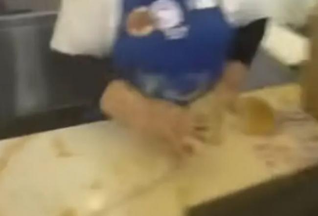 中国籍女顾客与大马店员口角 怒泼咖啡骂脏话