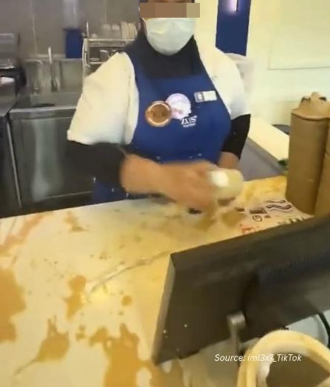 中国籍女顾客与大马店员口角 怒泼咖啡骂脏话