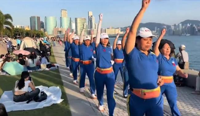 内地“暴走团”杀入香港 大声音乐助威 惹人侧目