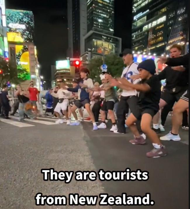 中国人在涩谷十字路口大跳群舞 惹怒日网