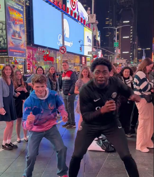 中国人在涩谷十字路口大跳群舞 惹怒日网