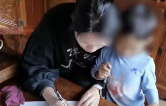 “赤裸小孩”官方通报不方便讲的话，我们要看懂